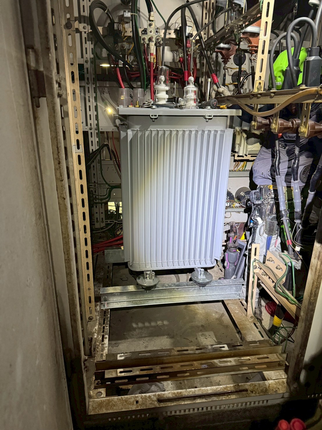 某駅前ビル（トランス更新工事）